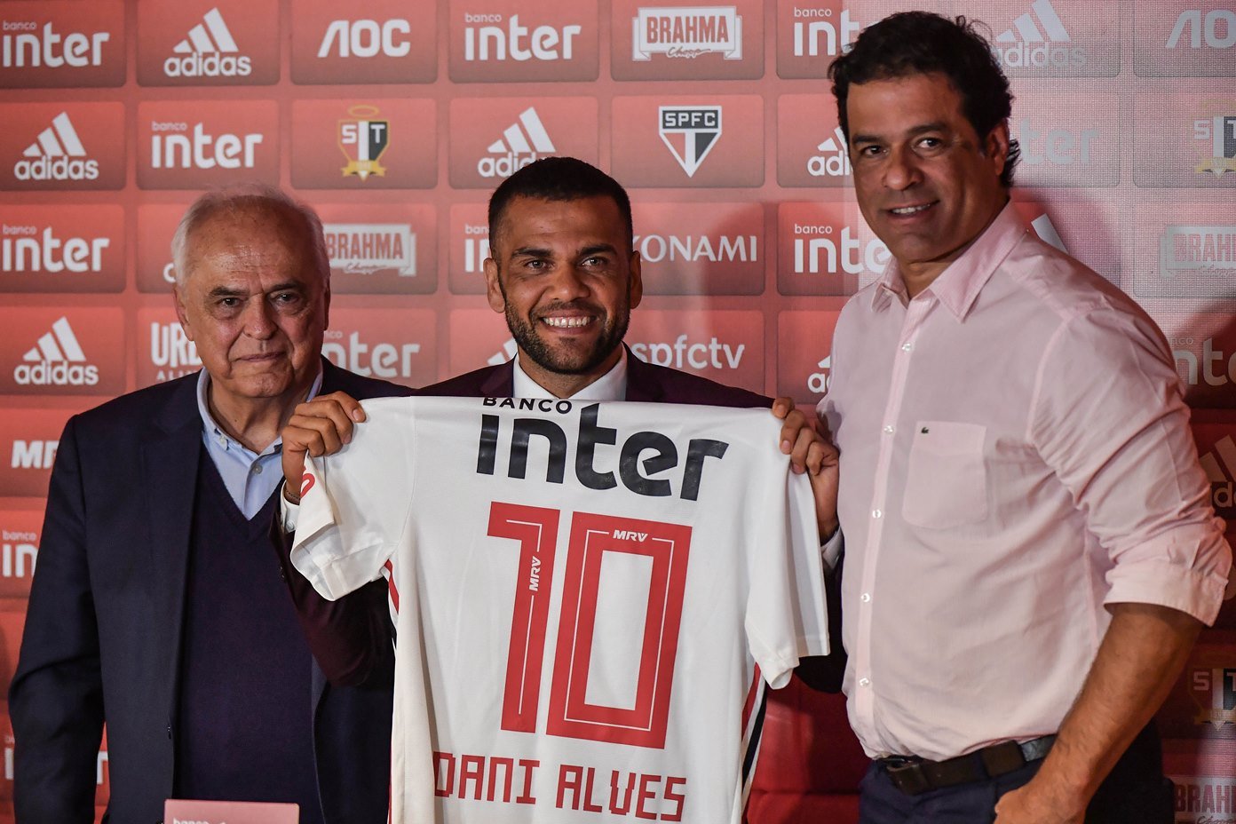 bet365 on X Lifelong fan Given the number 10 jersey Scores on his debut Dani Alves gets his Sao Paulo career off to the perfect start. https t tdSA4IUORR X