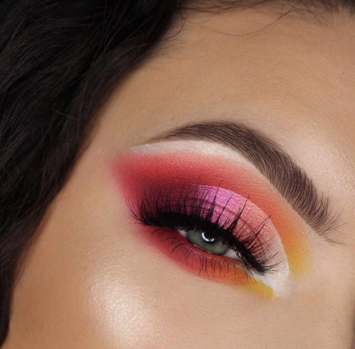 These tones are giving us liiiiiiife. 😍 And this half cut crease?! YASS, #BeauBelleBabe! @azraelia reached for her #BeauBelle Brushes to create this EYE-conic look! 🤩💕 #makeup #makeupartist