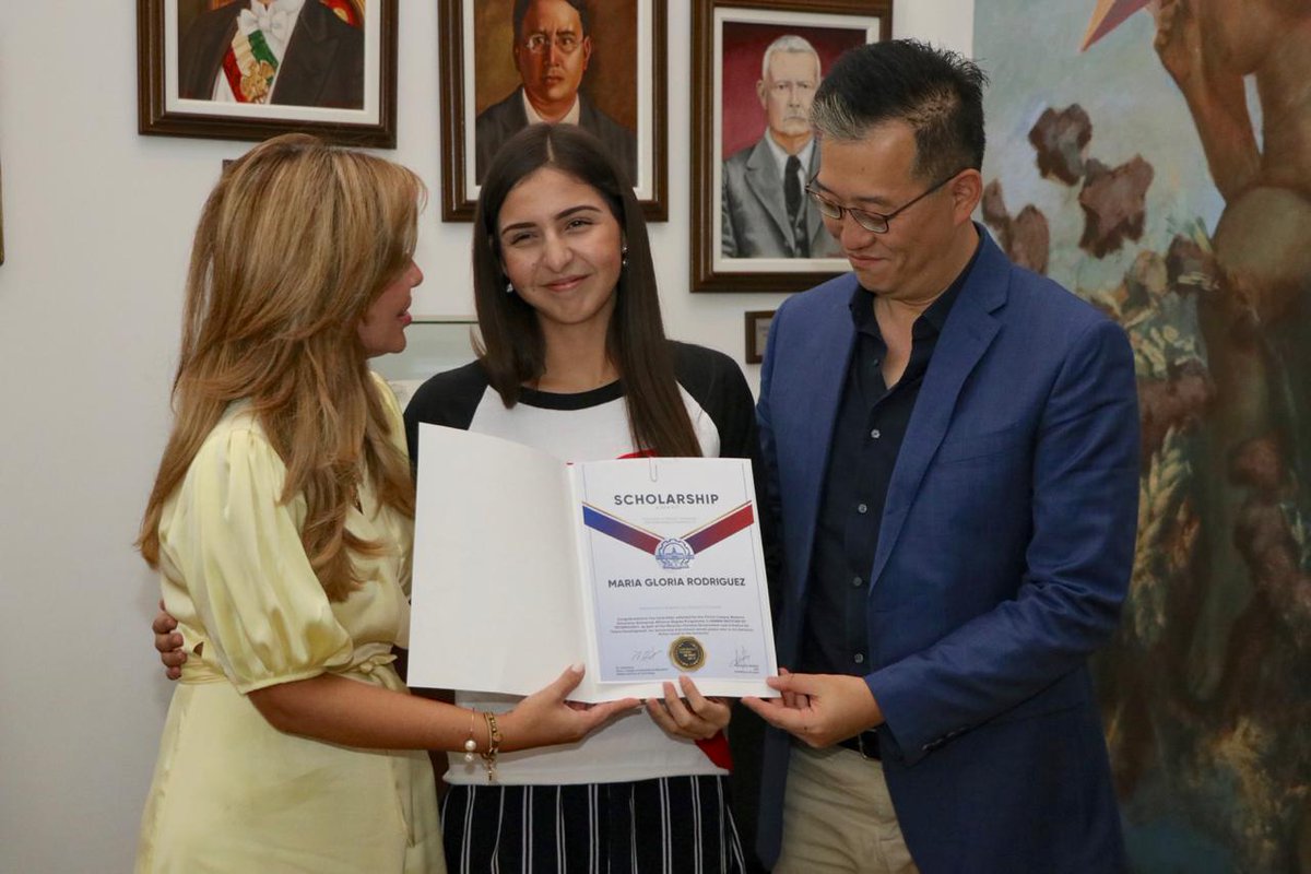 Entregamos becas a 16 jóvenes que se nos van a estudiar a #China 🇨🇳. Me llena de orgullo verlos superar fronteras y cumplir un sueño. ¡Les deseo muchísimo éxito, disfrútenlo y sobre todo aprovéchenlo!