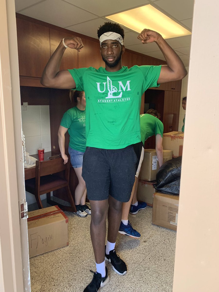 ULM_MBB's tweet photo. We had a great time helping students move in this weekend! Excited for a new year on the Bayou! #MoveInMania #DefendTheNest https://t.co/DWirE7pLmB