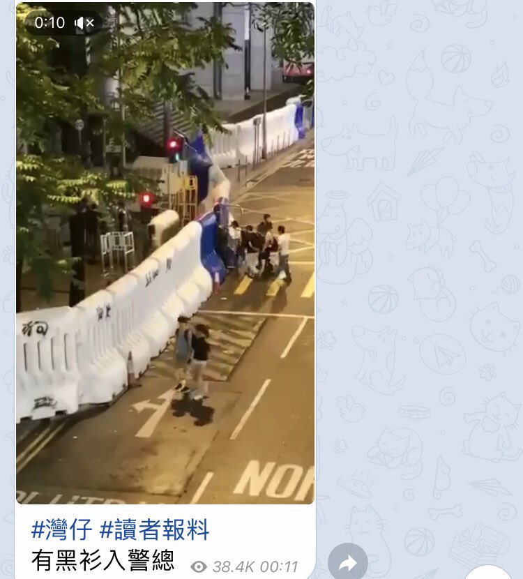 LittlePeopleVo1's tweet photo. [18 Aug 2019, 00:11]
Some “protesters” (black, white &amp; grey cloths) went back to Wan Chai Police Headquarter as nothing happen as their plan after over 1.7 million people huge crowds rally peacefully.
#blackcloth #whitecloth #greycloth #PoliceHeadquarter #WanChai 
#黑警 #黑衣白衣 https://t.co/raLVjGdS7P