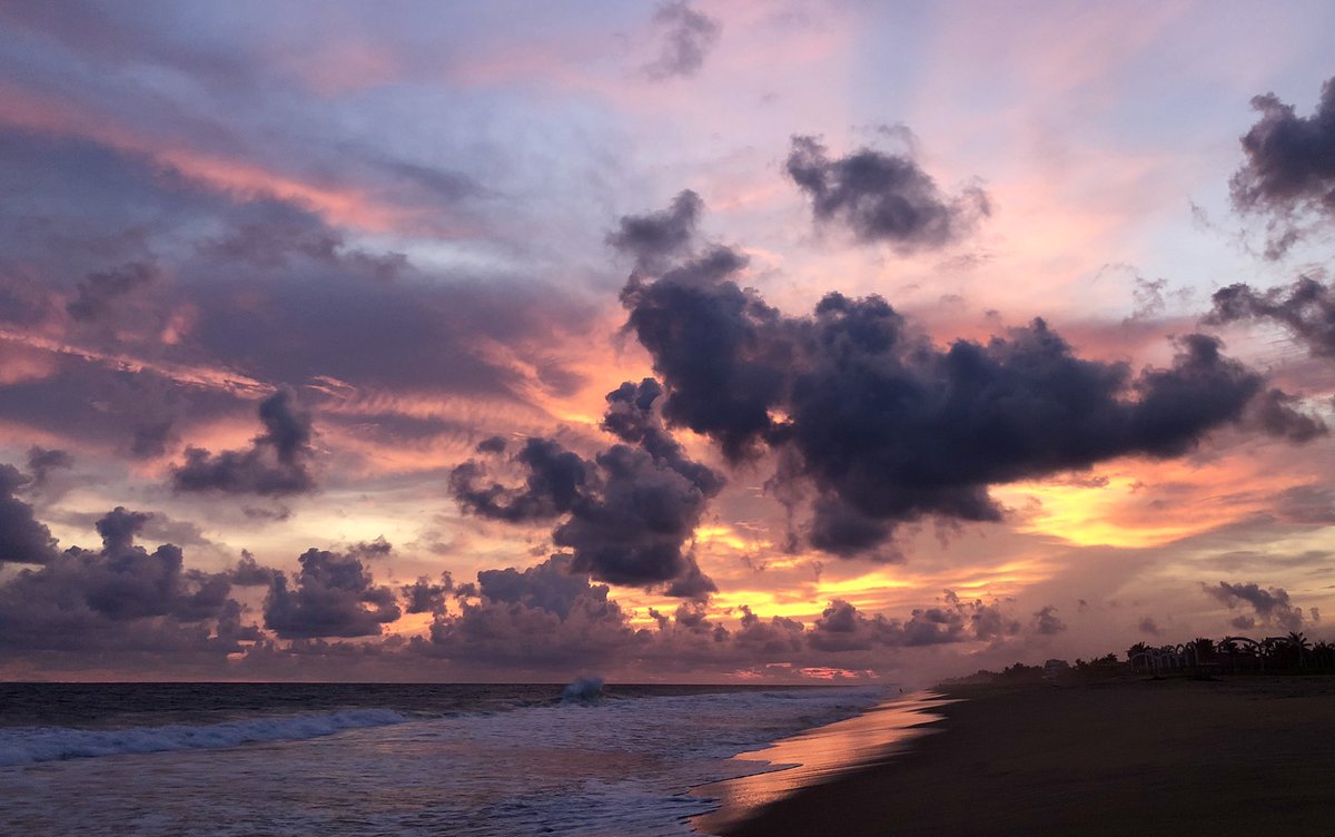 AVHotelBoutique's tweet photo. Inigualables puestas de sol #PieDeLaCuesta https://t.co/WjOaXJCqVl