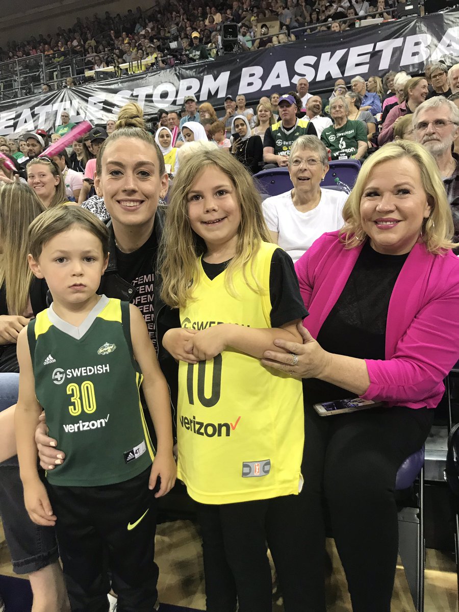 mattheuer's tweet image. This is the best picture I’ve ever taken. #WNBA #WeRepSeattle