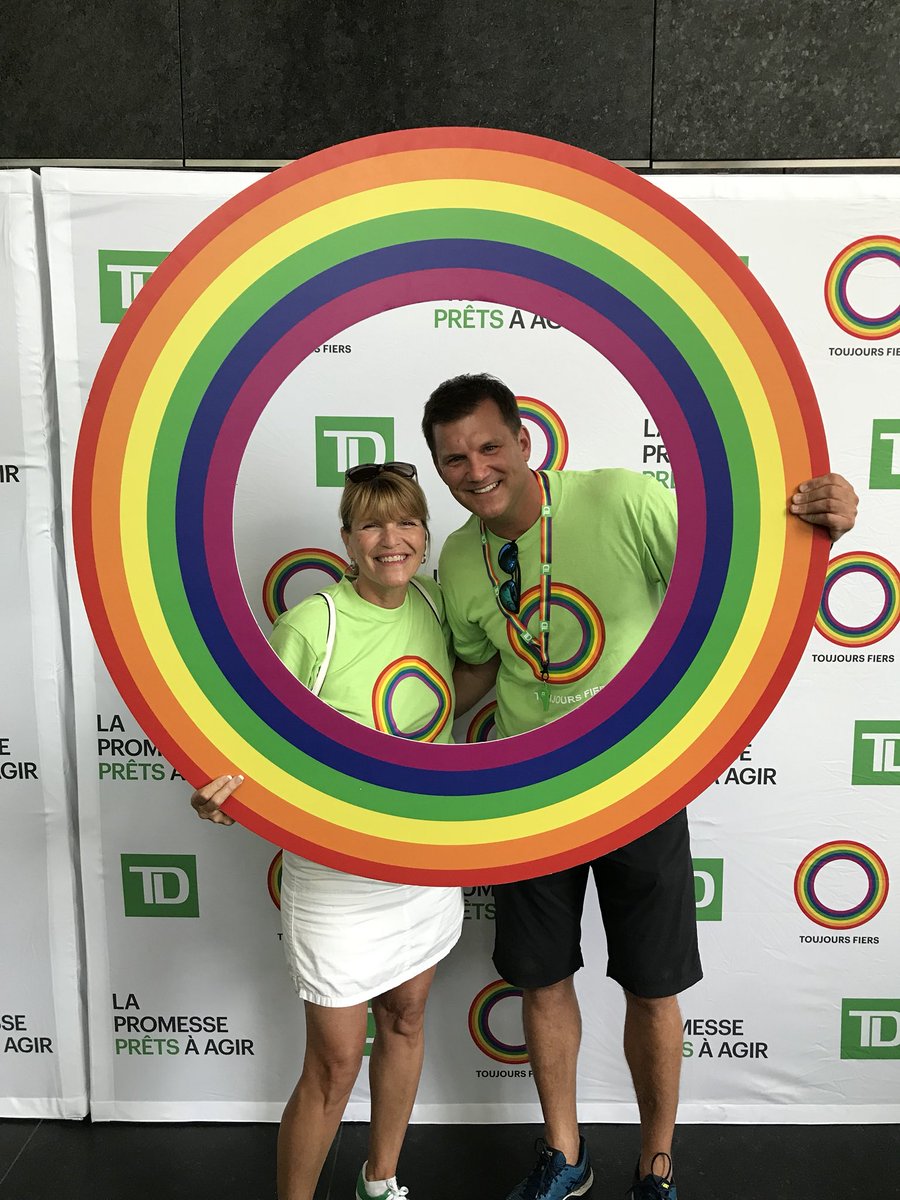 Une autre journée splendide pour la Parade de la Fierté à Montréal!!  Another amazing day for the Montreal Pride Parade!!! Bonne fierté!! Happy Pride! 🏳️‍🌈#ToujoursFiers #ForeverProud #MontrealPride #FierteMTL <a href="/FierteMTLPride/">Fierté MTL Pride</a> @SylvieDemers_TD @StephanB_TD <a href="/Banque_TD/">TD (Canada)</a>