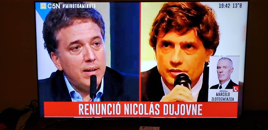En el día de ayer renunció el Ministro de Economía (delegado del FMI) Y CON SU ÚLTIMA DEVALUACIÓN GANO $27.000.000 ES DECIR,SI LO PASAMOS A UN SUELDO PROMEDIO DE MI CIUDAD(APROX. $22.500)UN TRABAJADOR TIENE QUE LABURAR 100 AÑOS!!!! ESPERO QUE DIOS Y LA PATRIA SE LO DEMANDEN!!!!!!