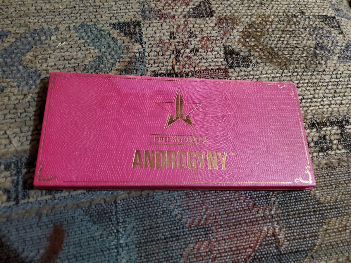 _sasswagon42's tweet photo. So while I was at work, my boyfriend came and surprised me with my first ever @JeffreeStar pallete! Cannot express just how many hugs and kisses he got 😂💚  #jeffreestarapproved #androgyne https://t.co/c2QJtdY22X