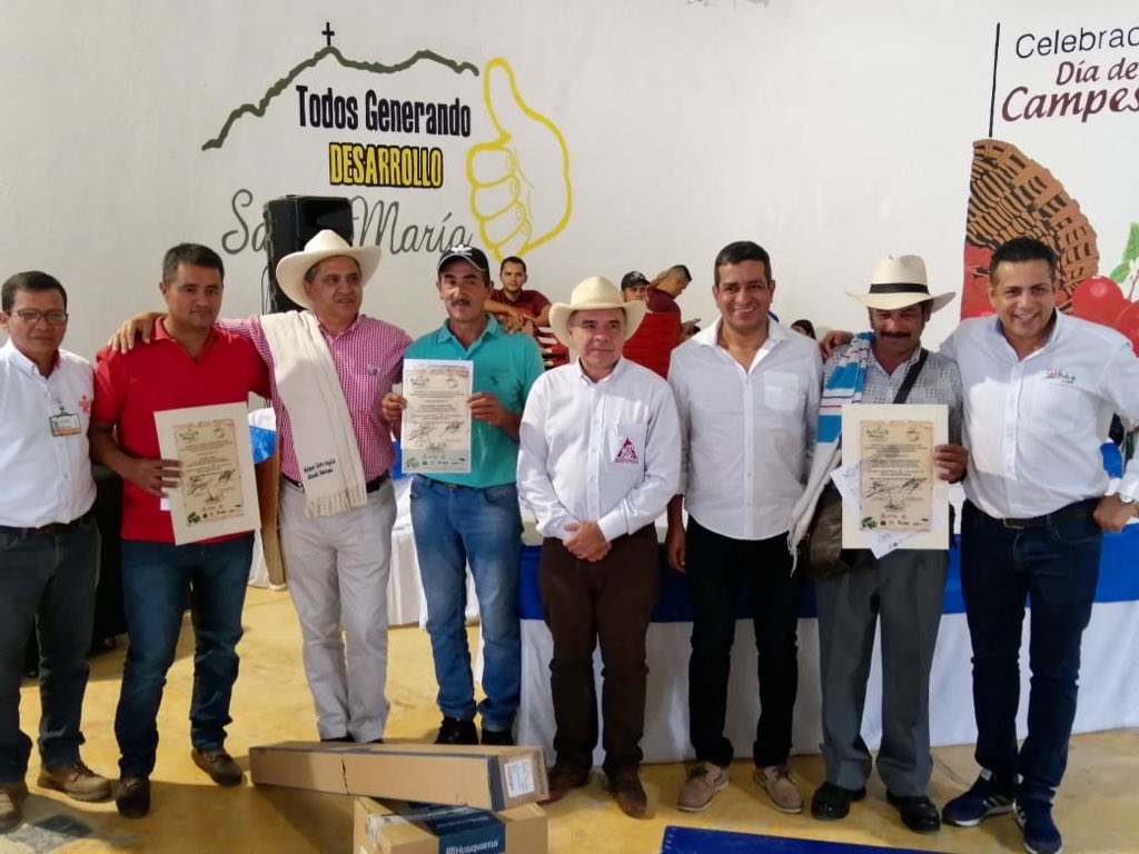 fbeltran01's tweet photo. Con un puntaje de 86.2 Edilberto Coronado logró el primer lugar en el concurso de cafés especiales en V Feria en Santa María. @SENAComunica #Huila  apoya  a los caficultores en la mejora permanente de sus procesos,  a través de la Escuela Nacional de la Calidad del Café. https://t.co/h1c8zRBRlw
