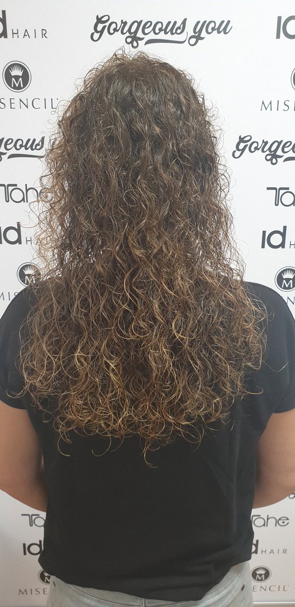 GorgeousYouNL's tweet photo. Na het #krullen knippen. #krullenkapper #krullenknippen #kapsalonutrecht #krullenkapsalonutrecht https://t.co/0leQgOqXkm
