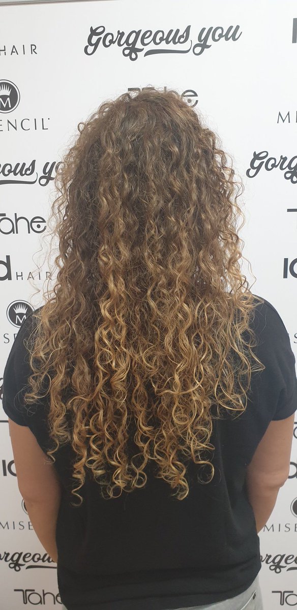 GorgeousYouNL's tweet photo. Voor het knippen. #krullen #krullenknippen #krullenknippenutrecht #krullenkapper #krullenkapsalon https://t.co/npEvi4I5eH
