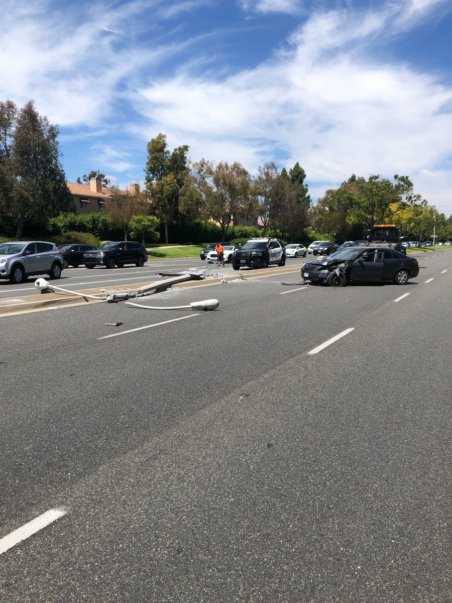 Northbound Culver is closed at Barranca as Irvine PD investigates a non-injury collision with a light pole knocked over. Please use alternate routes for the next 3 hours.
