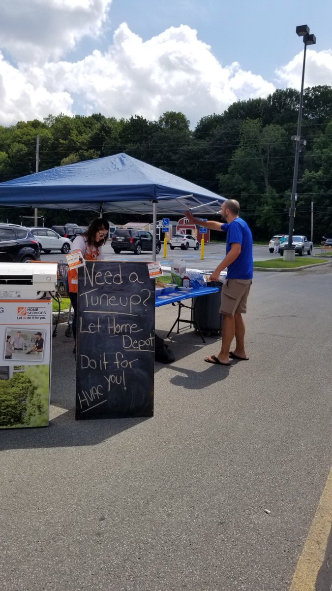 Gina_A_G's tweet photo. Specialty Sup @AmyHD6173 serving Hotdogs and Drivjng HVAC leads #hvacsaturday #6173Rocks! https://t.co/ORHNUxlgeH