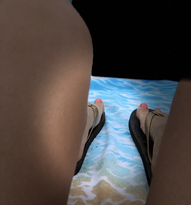 Sunny pool toes 🦶🏻🦶🏻😋 https://t.co/nwy50zoshA<a href="/tag/worshipmyfeet"class="tags"><span>#worshipmyfeet</span></a>