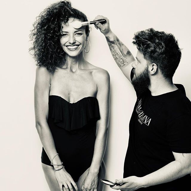 DavidVallina's tweet photo. 🤔🤔🤔
Un día cualquier, un momento cualquiera....
Retoques a @laurabarriales en el shooting con @gusgeijo
#leonesp #igersleonesp #shooting #maquillaje #makeupartists #model #juventusstadium https://t.co/z7XESXWmfE