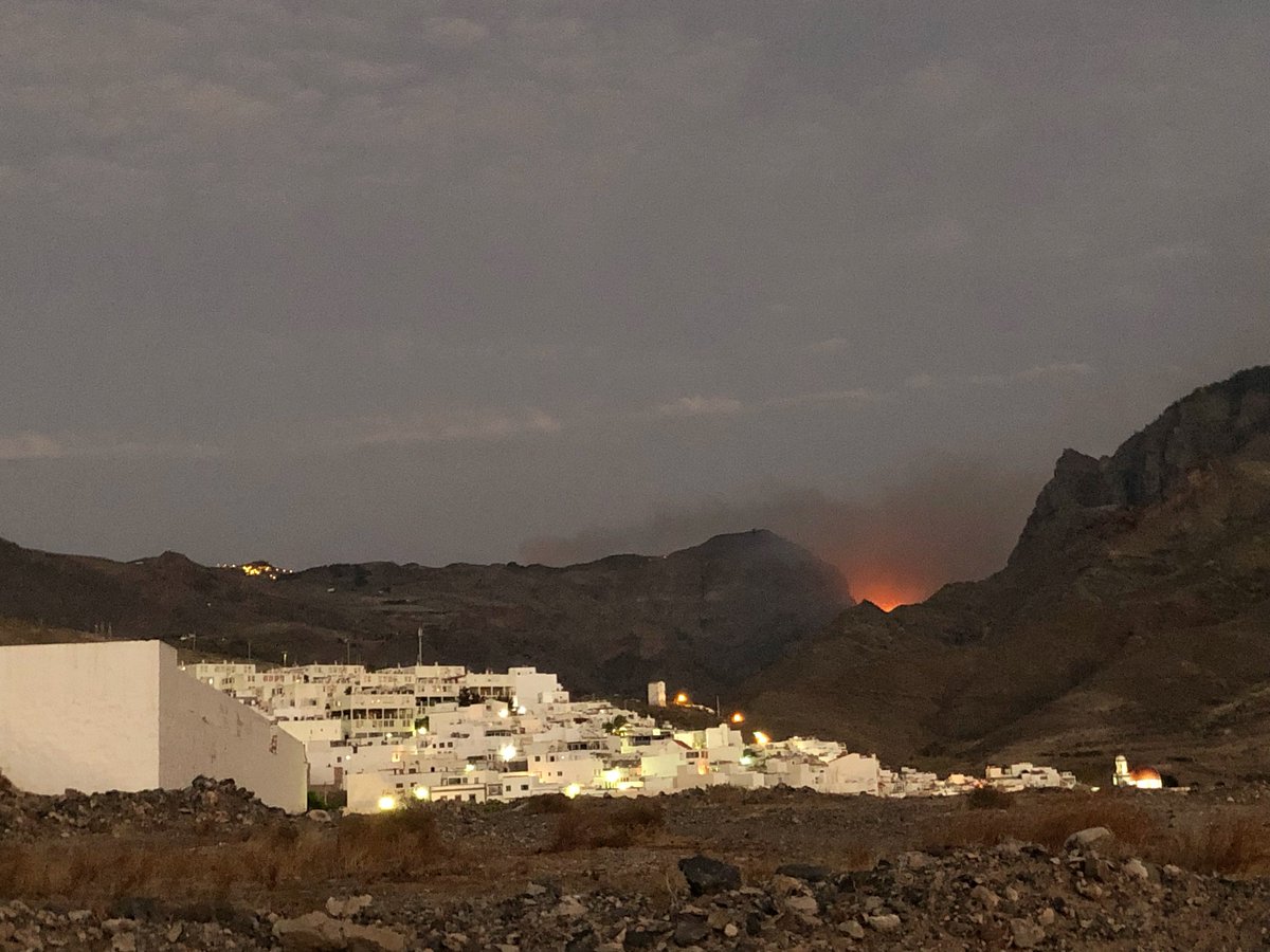 mmeida's tweet photo. Desde Agaete, dos frentes del incendio de #GranCanaria #IFGranCanaria https://t.co/vkzRYUmmh7
