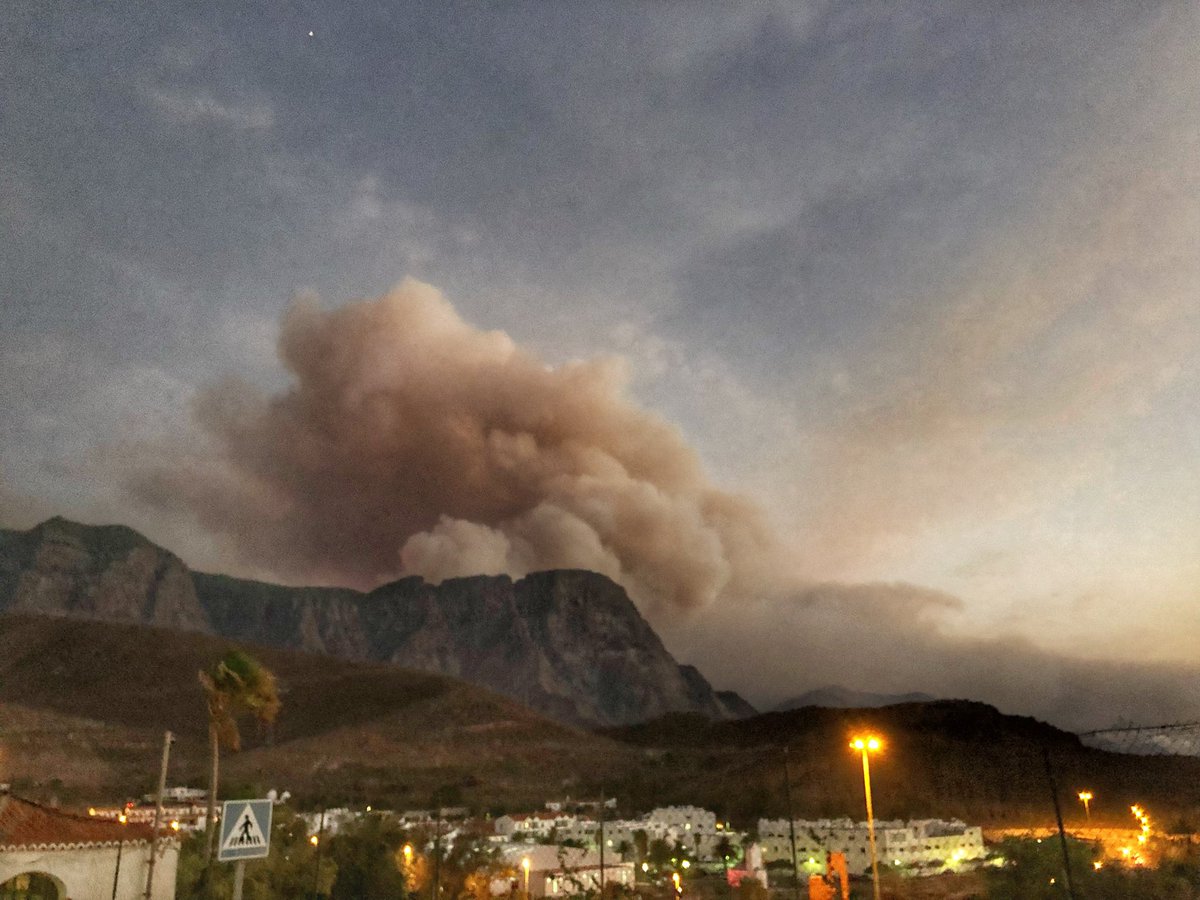 mmeida's tweet photo. Desde Agaete, dos frentes del incendio de #GranCanaria #IFGranCanaria https://t.co/vkzRYUmmh7