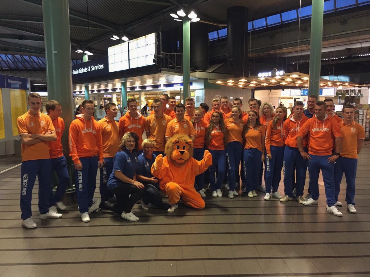WorldSkillsNL's tweet photo. Ze zijn er klaar voor! Skills Team Nederland, het team van 30 jongeren, vertrekt vanaf Schiphol naar Rusland om deel te nemen aan @WorldSkillsKZN, het WK voor beroepen. Succes toppers!!🇳🇱🥳 #teamnl #ditismbo #worldskillskazan2019 https://t.co/jaUljfKcK8