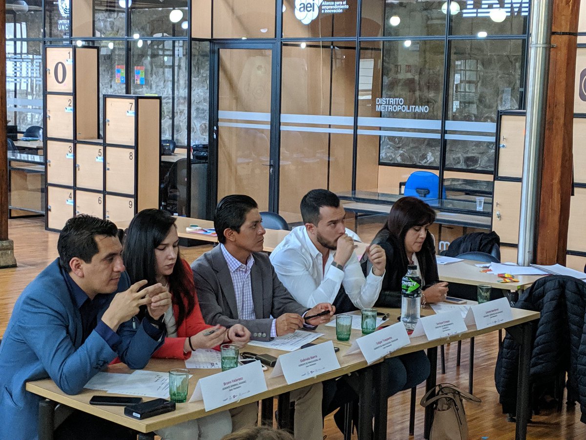 Nuestros jueces evaluando a los diferentes equipos en el #RetoTracklink <a href="/TracklinkEC/">Tracklink</a> 
#innovacion  #WorldChangeMakers #Emprendimiento