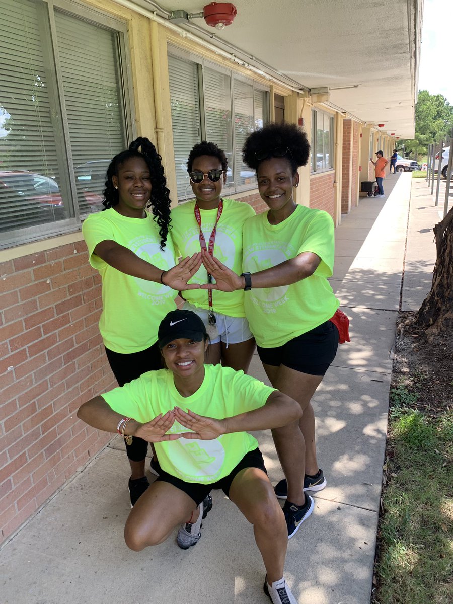 KappaMu_DST's tweet image. We had a blast helping #SHSU23 move in! We hope you all have an amazing freshman year!! #SHSUWELCOMEWEEK #service