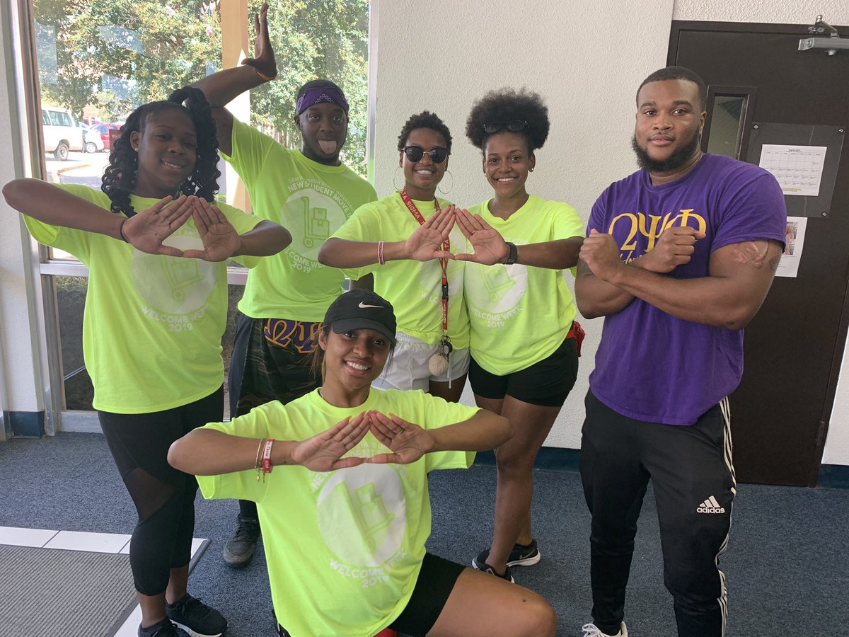 KappaMu_DST's tweet image. We had a blast helping #SHSU23 move in! We hope you all have an amazing freshman year!! #SHSUWELCOMEWEEK #service