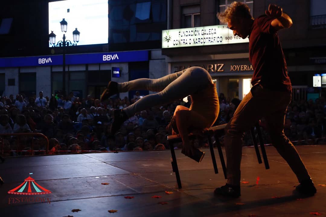 festiclown's tweet photo. Rematou o día con #VoleTemps e deixou a Praza Galicia abraiada! 🤸🤸

#festaclown2019 #mostrainternacional #festaclownvilagarcia #festaclown #Risasparavivir https://t.co/tqU4NojHis