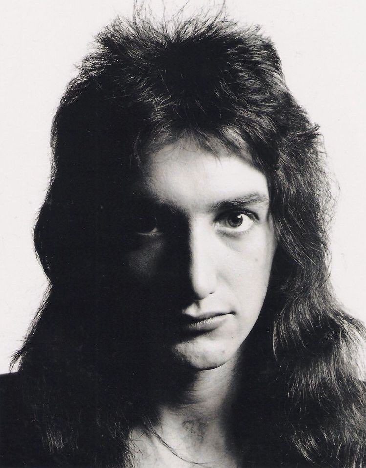 Happy birthday to John Deacon, one of the best bass player! 