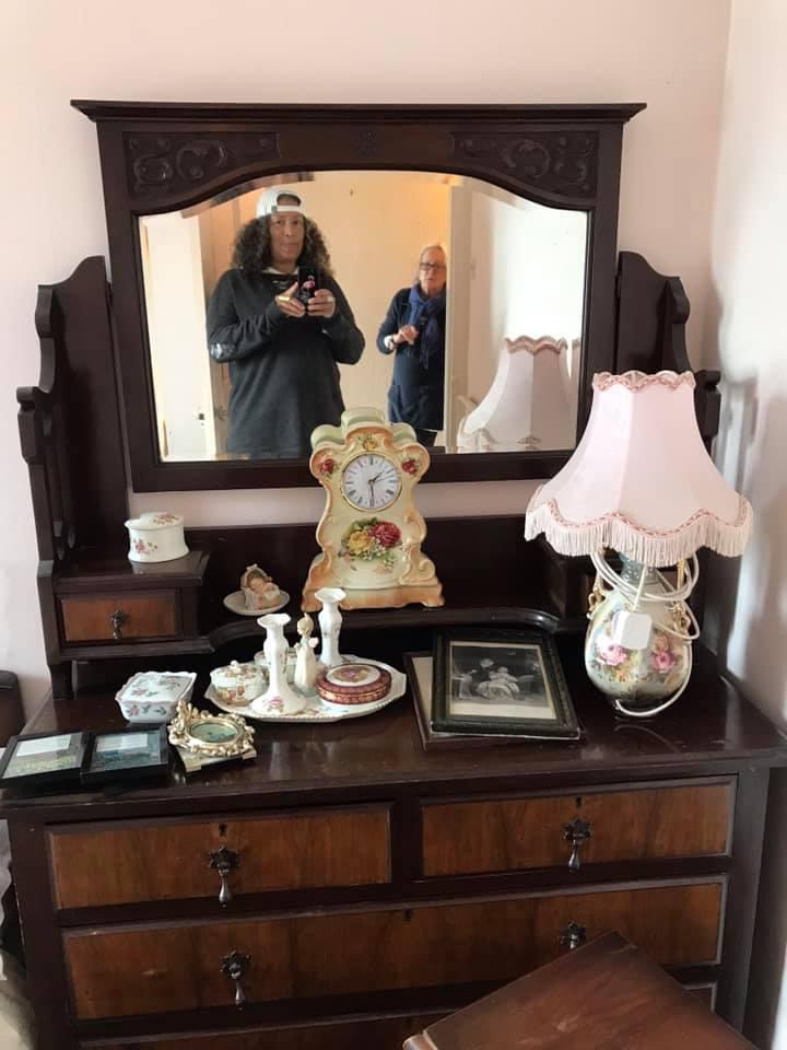 People Selling Mirrors tweet media