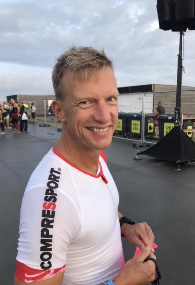 AliceAnderss's tweet photo. Tänkte ta och skryta lite om min farsgubbe som för andra gången genomförde en Ironman och förbättrade sin tid med 2,5 timmar!

Han simmade 3,8 km, cyklade 18 mil och avslutade med att springa ett maraton. Allt detta på 11 timmar!
Är så impad av dig! 💪🏻🖤 https://t.co/KwNb3dKRmZ