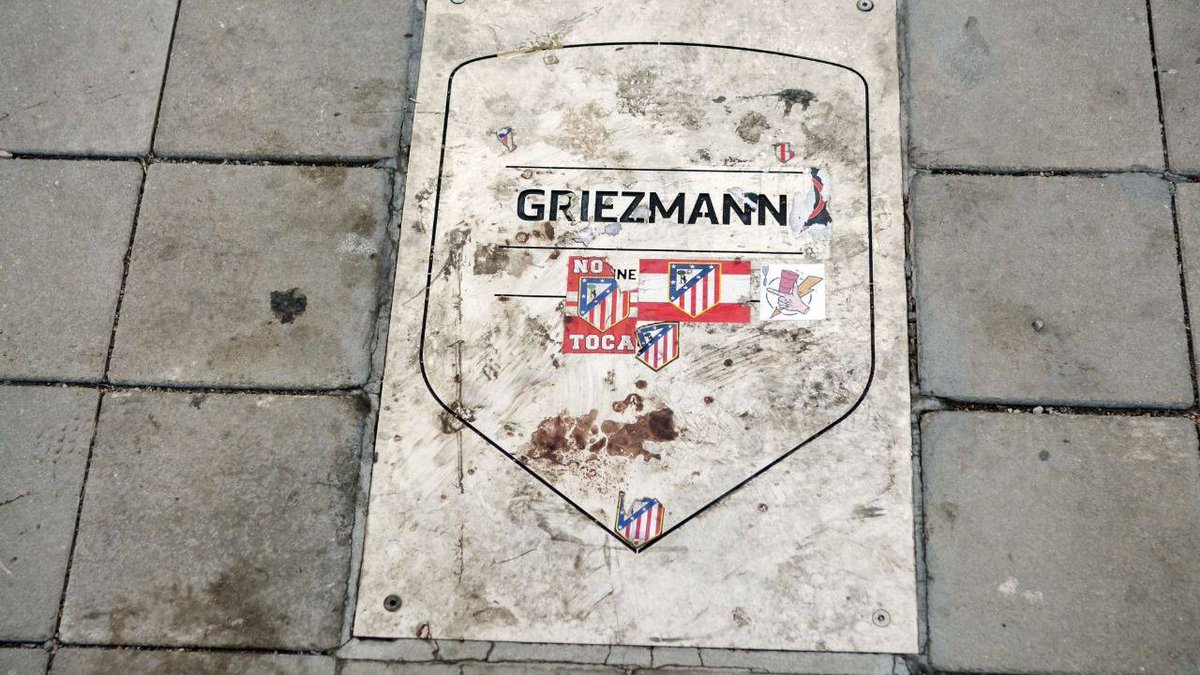 _dostoques's tweet photo. Los aficionados del Atletico de Madrid no perdonan.
La placa de Antoine Griezmann ubicada en las afueras del estadio Wanda Metropolitano fue bandalizada.
#dostoques #futbol #atleticodemadrid #griezmann https://t.co/JE3SEJjsBz