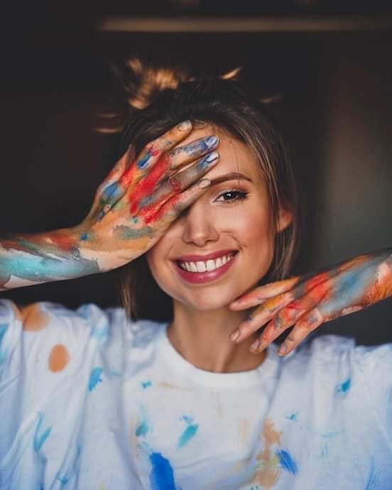 السعادة قد تتأخر لتصلنا
لكنها لا تضل طريق المتفائلين !