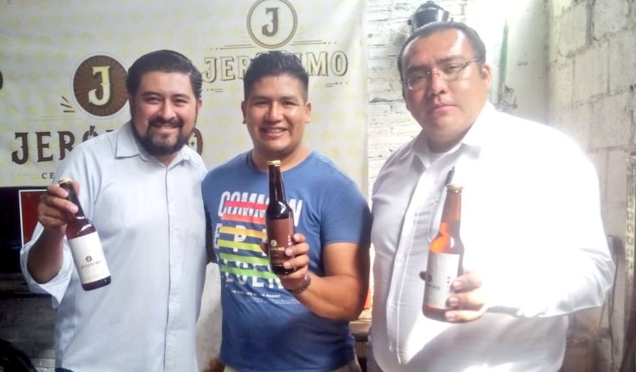MigueCholula's tweet photo. Estamos realizando la presentación oficial de la Cerveza Artesanal #Jerónimo.
¡La bebida de los #Calerenses! https://t.co/65gvzcmfmF