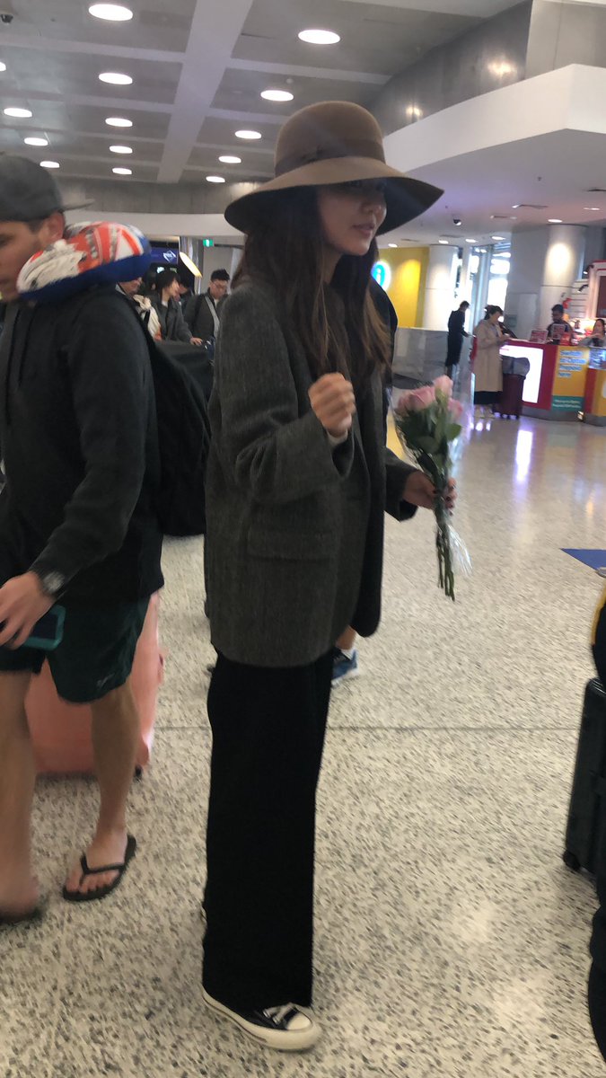 Yen_vu's tweet photo. Omg omg omg!!! I finally got to meet #sooyoung and gave her flowers😍😍😍. She was soooo nice friendly and pretty!!!!!!! #sone #GG #GirlsGeneration #thankyou https://t.co/UAyIHUvl4X