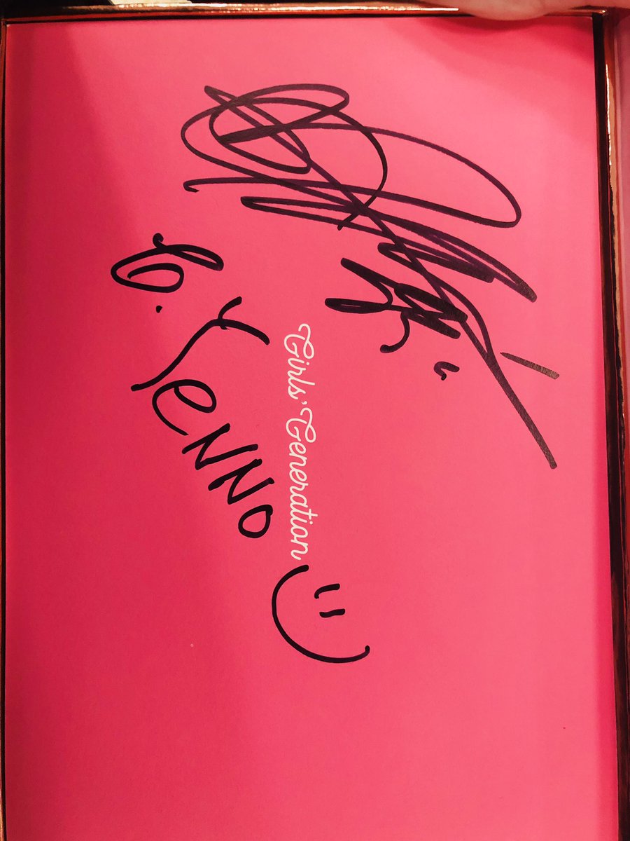 Yen_vu's tweet photo. Omg omg omg!!! I finally got to meet #sooyoung and gave her flowers😍😍😍. She was soooo nice friendly and pretty!!!!!!! #sone #GG #GirlsGeneration #thankyou https://t.co/UAyIHUvl4X