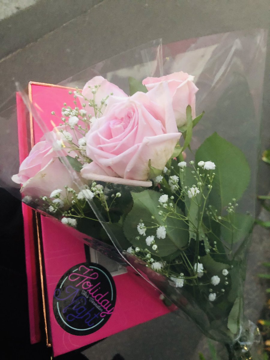 Yen_vu's tweet photo. Omg omg omg!!! I finally got to meet #sooyoung and gave her flowers😍😍😍. She was soooo nice friendly and pretty!!!!!!! #sone #GG #GirlsGeneration #thankyou https://t.co/UAyIHUvl4X