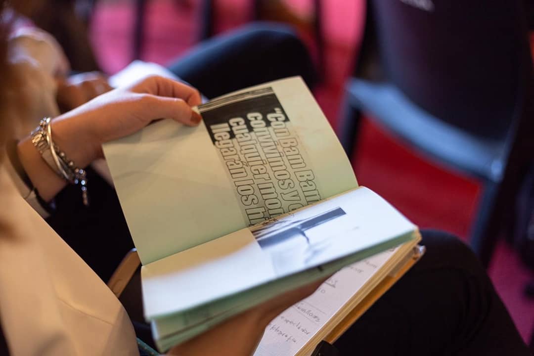 MercadoArteCba's tweet photo. Compartimos la charla "Práctica editorial, fotografía y arte contemporáneo" en #MAC2019 📙

Alejandra González ASUNCIÓN CASA EDITORA (Cba /Buenos Aires). Gabriel Gutiérrez y Tamara Caldera AZETAGUÍA ED (La Plata) Martina Peroza y Tamara Goldenberg FRENTE EDITORIAL ABIERTO (BsAs) https://t.co/DIqwoszfYX