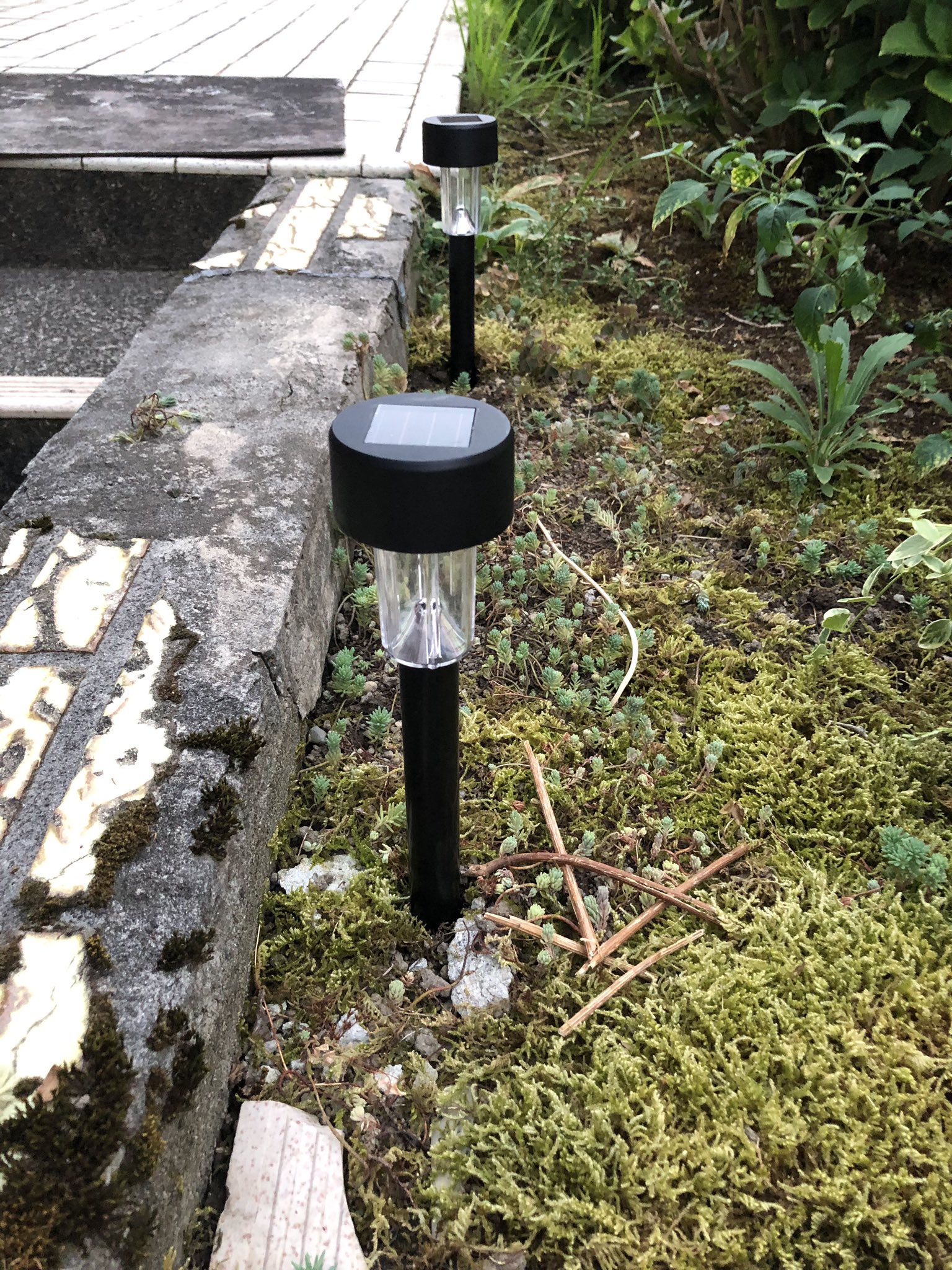 ごん Roughdiyer Ipadmate ダイソーさんのソーラーライト 今回のお家は庭がめちゃ広い そこでダイソーさんで見かけたソーラー式のお庭用ライトを購入 100均でこんなの手に入るとは凄い時代だ 暗くなると勝手に光る 日中は勝手に充電 試しに