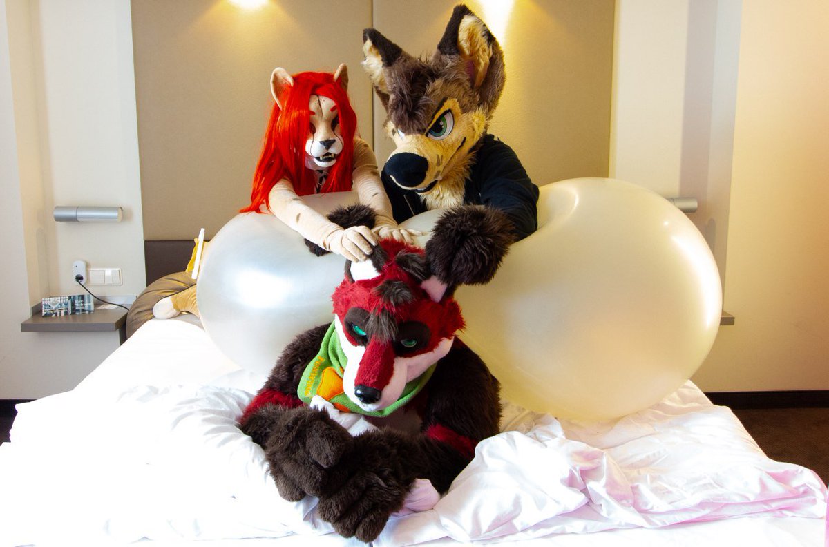 FoxWinger's tweet photo. I had a great time @eurofurence with my dear friends @Mydeggi_Nephtys and @FlippyLion 
Love you both my dear friends. https://t.co/0SXJgpoMCy