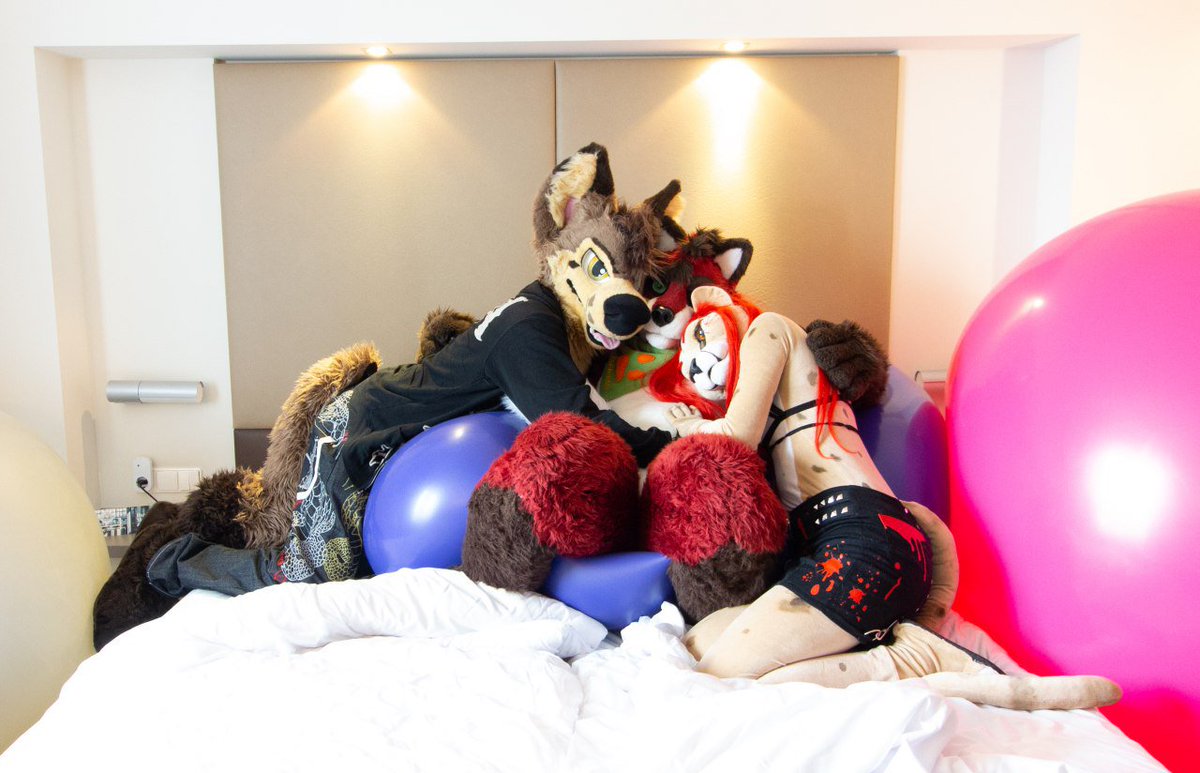 FoxWinger's tweet photo. I had a great time @eurofurence with my dear friends @Mydeggi_Nephtys and @FlippyLion 
Love you both my dear friends. https://t.co/0SXJgpoMCy