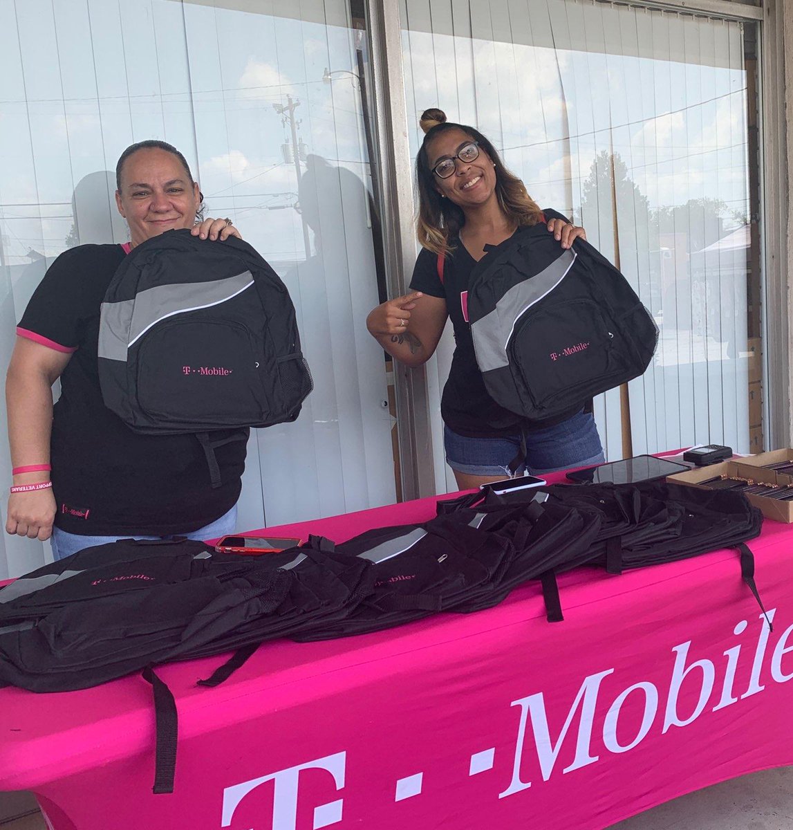 fmartinez8711's tweet photo. Back to School event in West Columbia! Food, fun and giveaways.. #AreYouWithUs #COGV #Carolinas @ErnestoLPagan @MrDennisJones @cruzgirl78 https://t.co/hKU3Az9e47