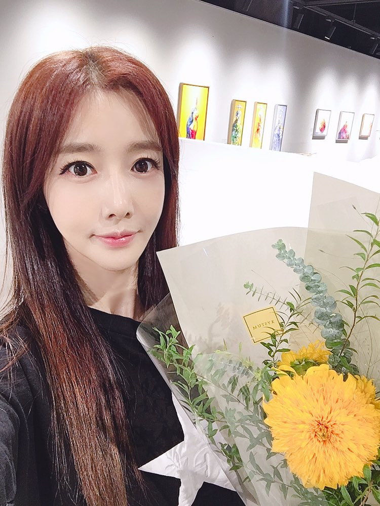 iriskimhj's tweet photo. 귀한시간 내어 먼걸음해준 지인 팬분들 고마워요😘
💗 #그리움展 19”개인전
장소- #홍대 #AK백화점 5층 pop&now
기간- 8/7~ 9/3
시간-am 11:00~ pm 10:00
#작가와의만남 8/20(화) 4시~
#solo_exhibition #art #artist #artgram #아트상품 #콜라보레이션 #truezyme #홍규리대표님 #감사합니다 https://t.co/HrfBR4Ggxt