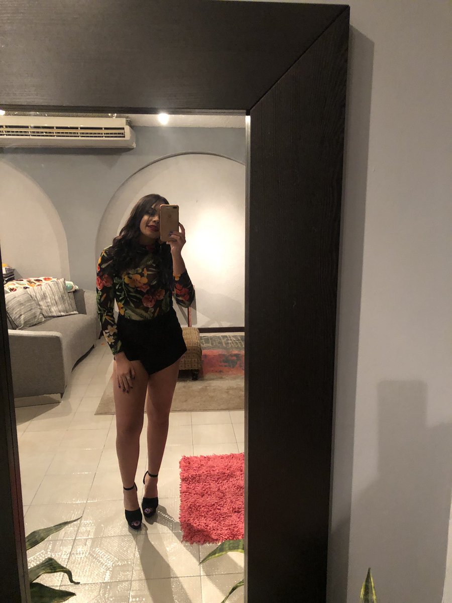 AdrianafSoto's tweet photo. Red lips for the night 💋 https://t.co/3oFqV3l3yR