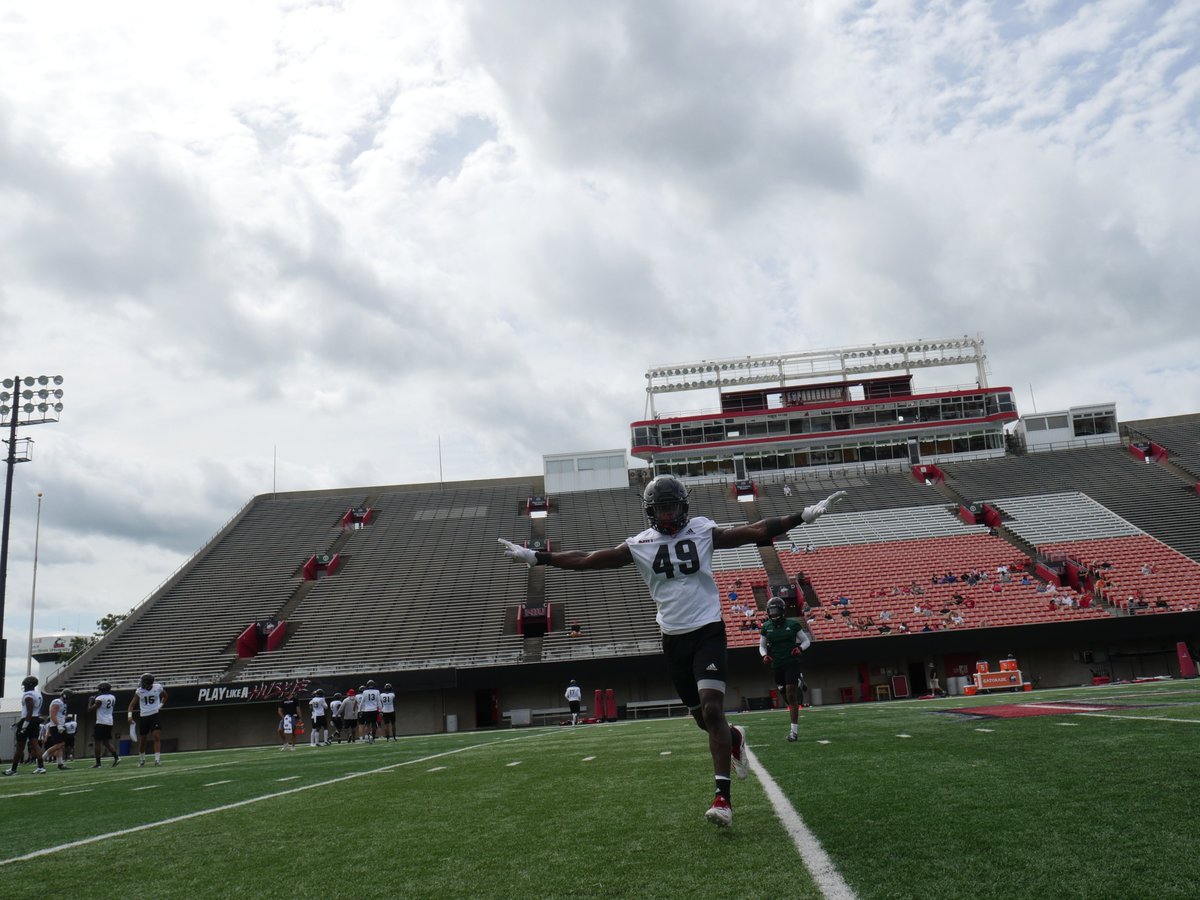 NIU_Football's tweet photo. The Sidelines have had another set of eyes on your Huskies today!

Thank you to the @HoustonTexans for coming out and watching practice today. 

For all NIU Football updates on twitter and on Instagram 
@niufootball.

#NIU2NFL #FallCamp2019 #football #TheHardWay https://t.co/kRYxA3tku1