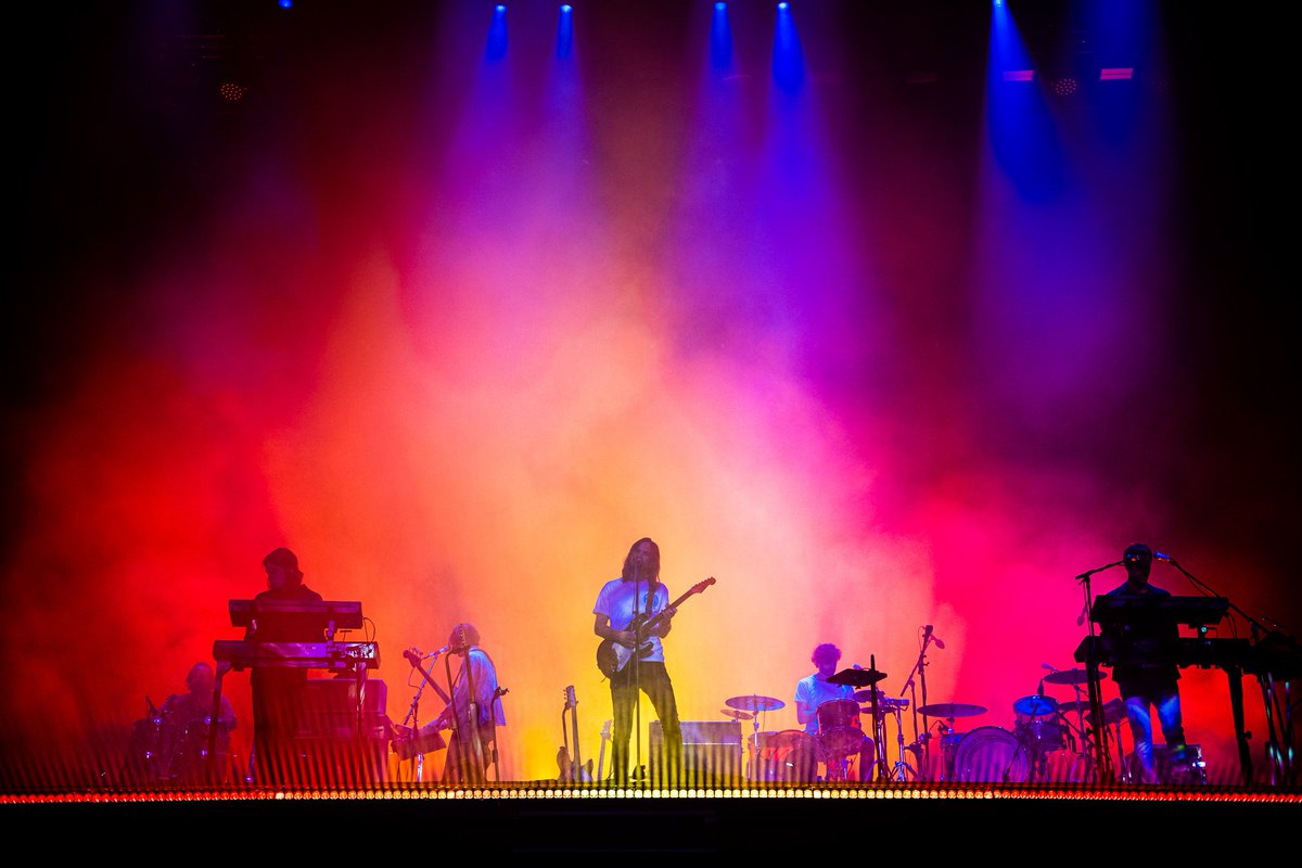 3voor12's tweet image. De dikste headliner op de afsluitende zondag, dat is wat je wilt als festival, en dat is wat Lowlands heeft dit jaar met @tameimpala. #LL2019 3voor12.vpro.nl/artikelen/over…