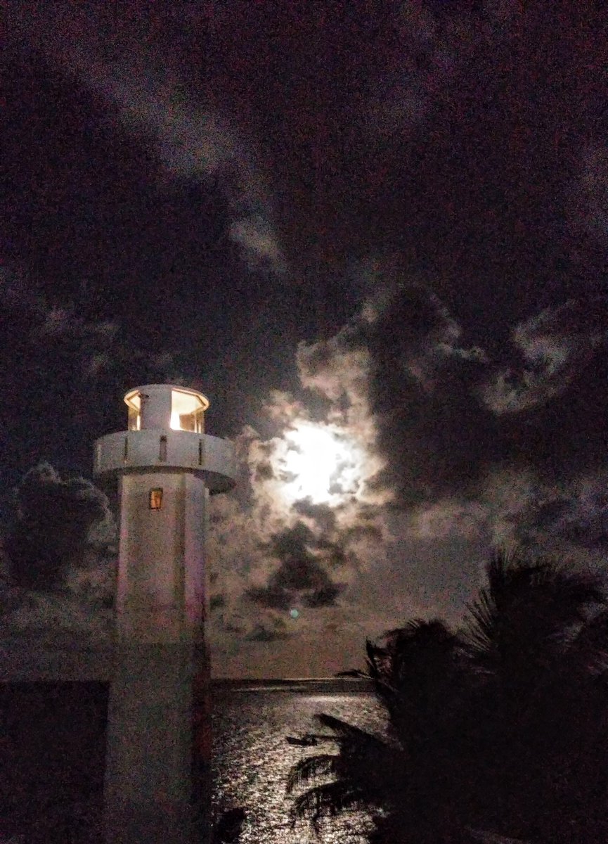AbbeydelSol's tweet photo. #MoonLight #LightHouse https://t.co/87lC4gkIut