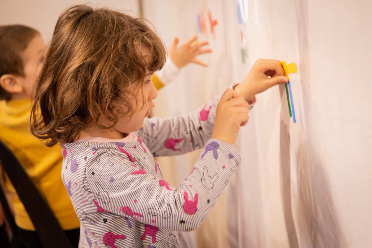 MercadoArteCba's tweet photo. #ZONAGERMINAL 🌱 
🎨 Postales del Taller 
"Arte en mis zapatos", a cargo de María Gracia Ale. Recorrieron la feria para luego jugar a través del arte construyendo composiciones que formaron parte de un mural colectivo y un pequeño fanzine para contar lo vivenciado. https://t.co/TE67ivXSI8
