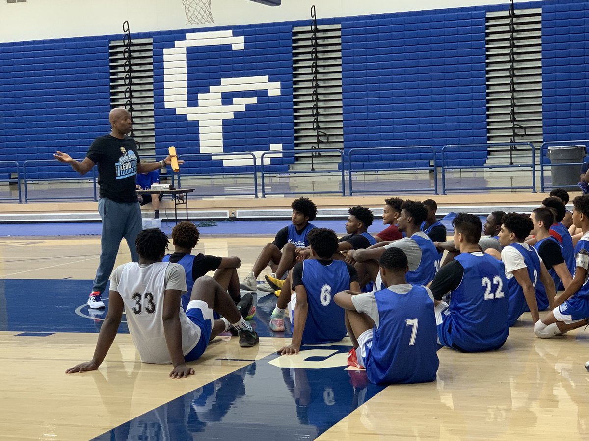 FCPPangos's tweet photo. 2019 is Kenny Smith Lead Guard Workout with @FCPPangos @PangosAACamp @trigonis30 🙌🏼🏀what separates GREAT players from good players? Decision making ‼️ 💭- @TheJetOnTNT #KennyTheJet #nbaontnt #bballanalyst #nbachampion 10 year #nbaveteran🏆#unctarheel #mcdonaldsallamerican 📺 🎤 https://t.co/w0sWxjrp2R