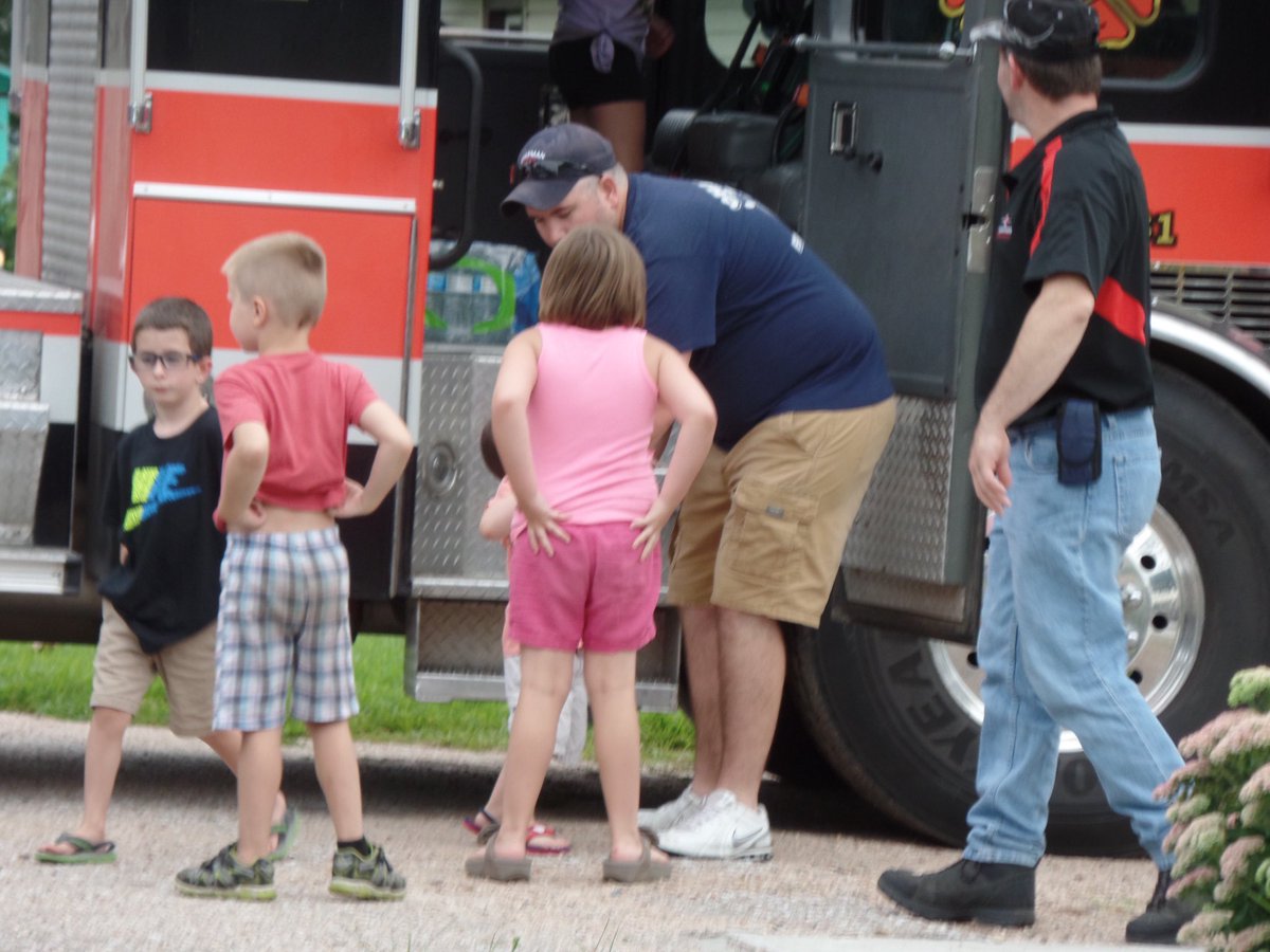 GINW_Chapman's tweet photo. Open House @GINW_Chapman school was a blast! Thanks to the Chapman Volunteer Fire Dept for 🚒 rides and 🌭🌭! #ginwvikings #rowtogrow @VikingsNW https://t.co/OfBpCllHEe