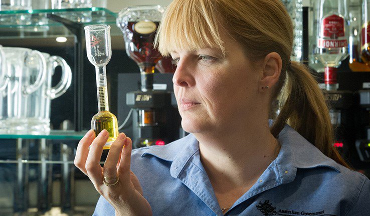 NMIAustralia's tweet photo. This week our #TradeMeasurement inspectors will be out and about visiting licenced premises as part of a focused campaign to check their glassware and spirit dispensers.
https://t.co/YmhPPo7hrA 
#MakingSureYouGetWhatYouPayFor https://t.co/fdBERsxj61