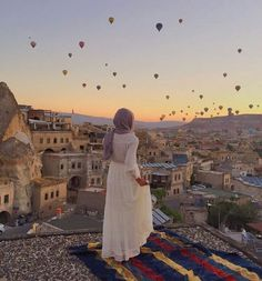 Kırgınım Sana “HAYAT
Bir Yudum “SEVGİ” Dedim
Koskoca Bir “YALNIZLIK” VerdiN
Avuç İçi Kadar “MUTLULUK” Dilendim
“IZDIRAPLA” Yoğurdun Beni
Doğan Güneş “UMUDUM Olsun Dedim
“KARANLIĞA”Boğdun Beni Ne Fırtınalar Kopardın “İÇİMDE
Anlatsam Rüzgarımla Savrulursun
vazgeçiyorum senden hayat