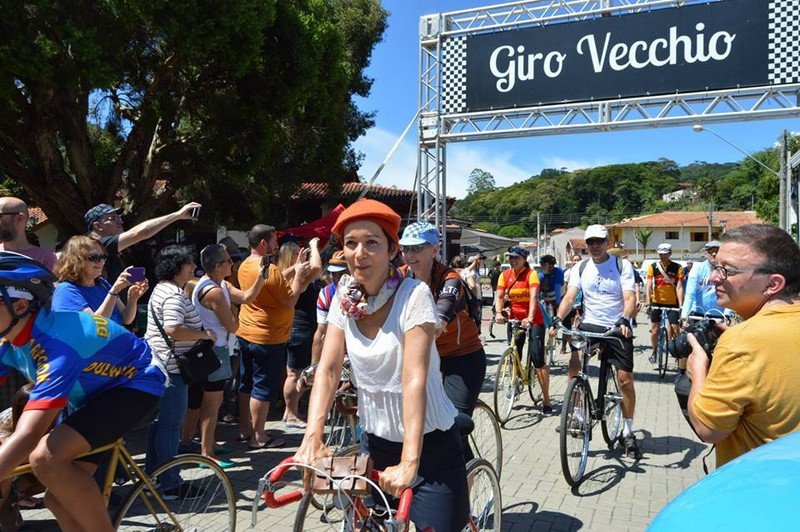 turpaulista's tweet photo. #DicaTurSP São Luiz do Paraitinga vai sediar no próximo dia 25 a 12ª edição do ‘Giro Vecchio’. Encontro reúne  ciclistas a caráter, com roupas e bicicletas anteriores à década de 80,  numa antiga competição de ciclismo https://t.co/y1V3PUEfJl #girovecchio #turismopaulista https://t.co/wG5oRpe8Wk