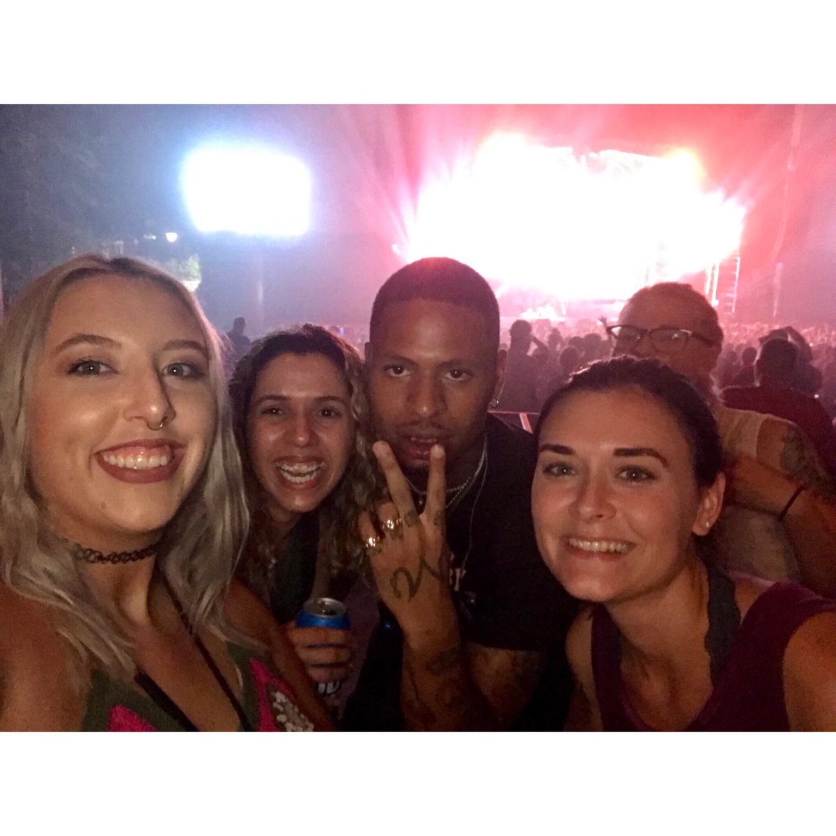 katelyntout's tweet photo. Last night was something else. 😍🤤 #JoeyBadass. #IssaGold. #AK. #TheUnderachievers. #Beastcoast. #EscapeFromNewYork. https://t.co/7S0Xrl5119